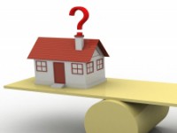 Dalende huizenprijzen en lagere woningverkoop verwacht voor 2013